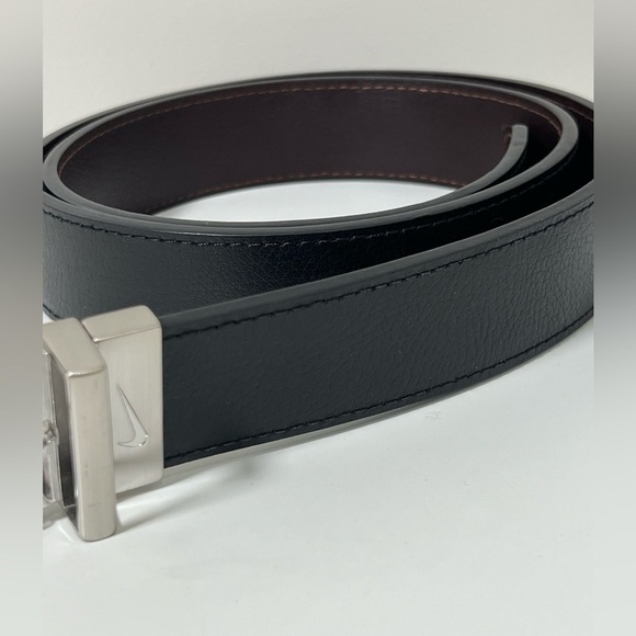 Nike Belt Sz. 40 Leather Reversible Black or Brown with Silver Clasp Buckle Golf - Picture 3 of 10